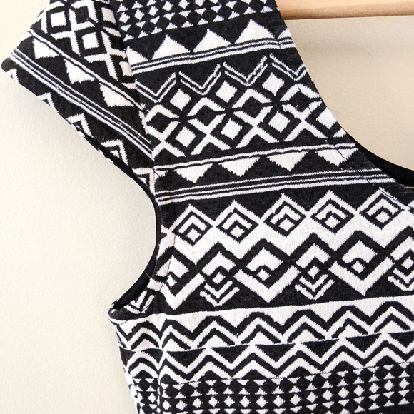 black & offwhite abstract print fit & flare dress - Picture 9 of 10